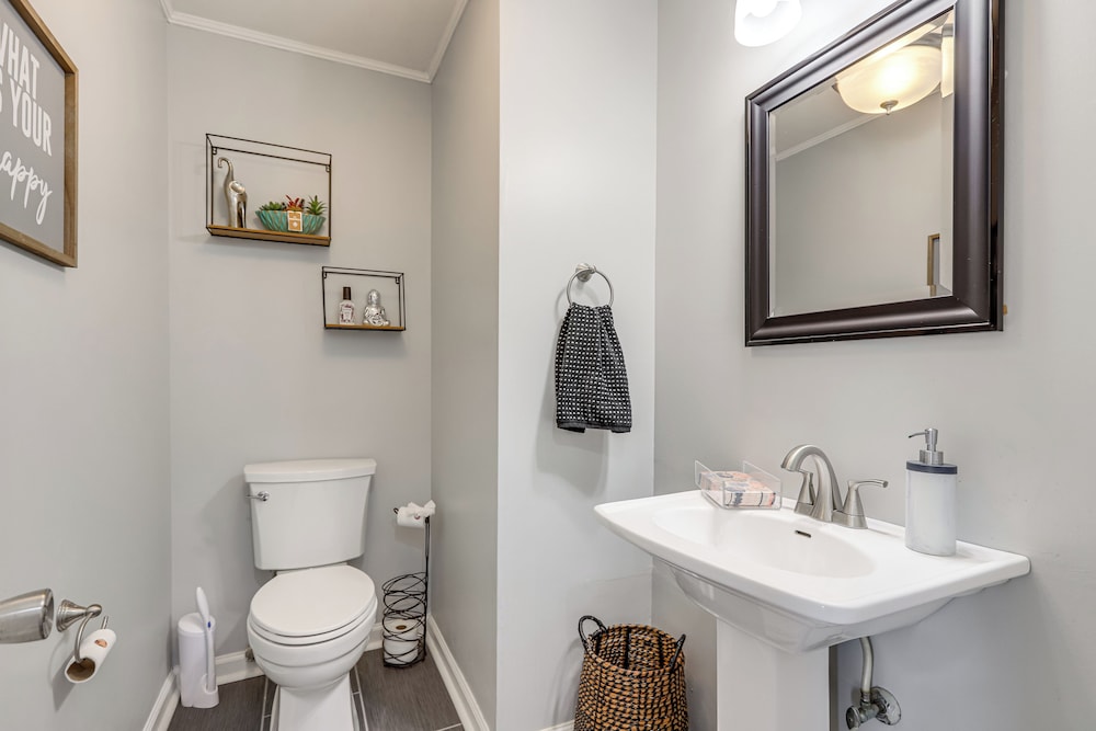 10 Mi to Downtown Macon: Family Home w/ Patio!