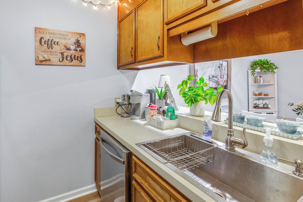 1/2 Mi to Shore: Condo w/ Balcony in Myrtle Beach!