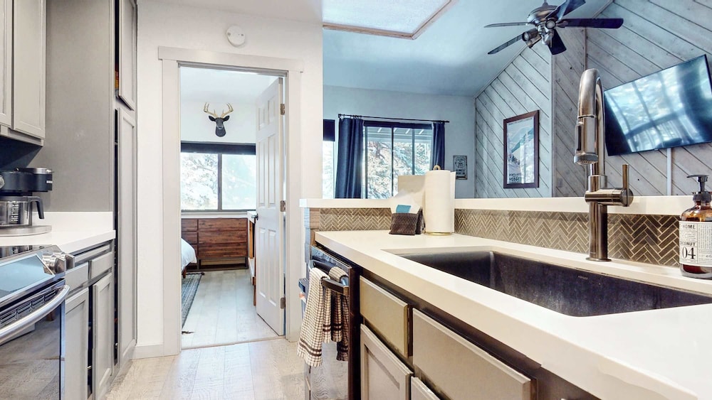 Crestview #40 Chic Condo for 6