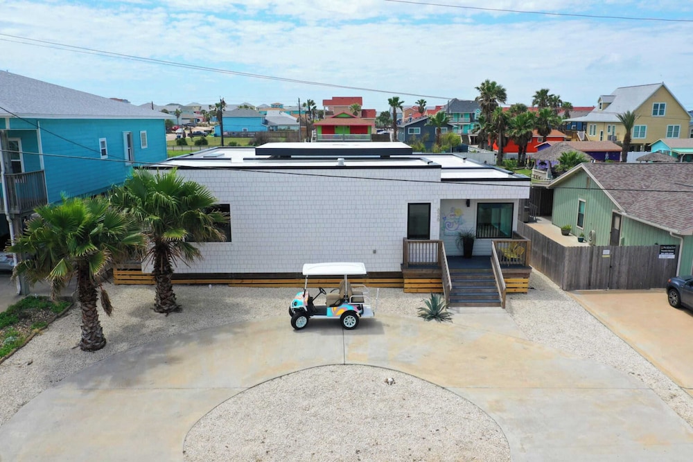 Sleeps 20 2 Modern Homes w/ Private Pool, Deck+patio 3-min Walk to the Beach
