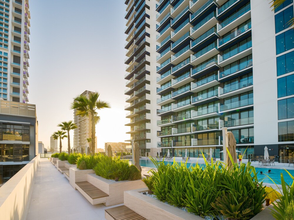 Easygo- Stylish 1bdr Binghatti Corner