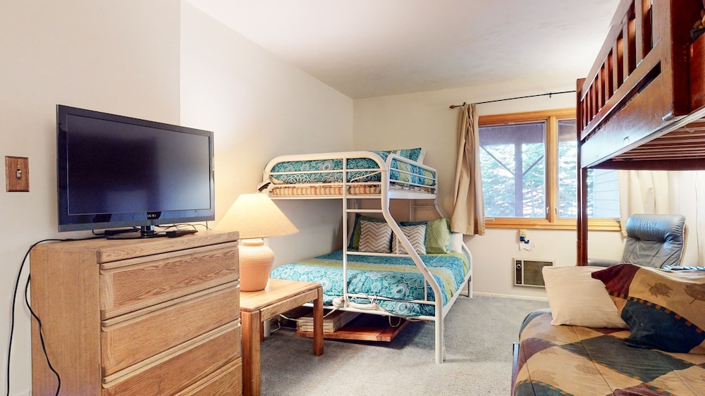 Lakeview Villas #28 3 Bedroom Condo by RedAwning view 5