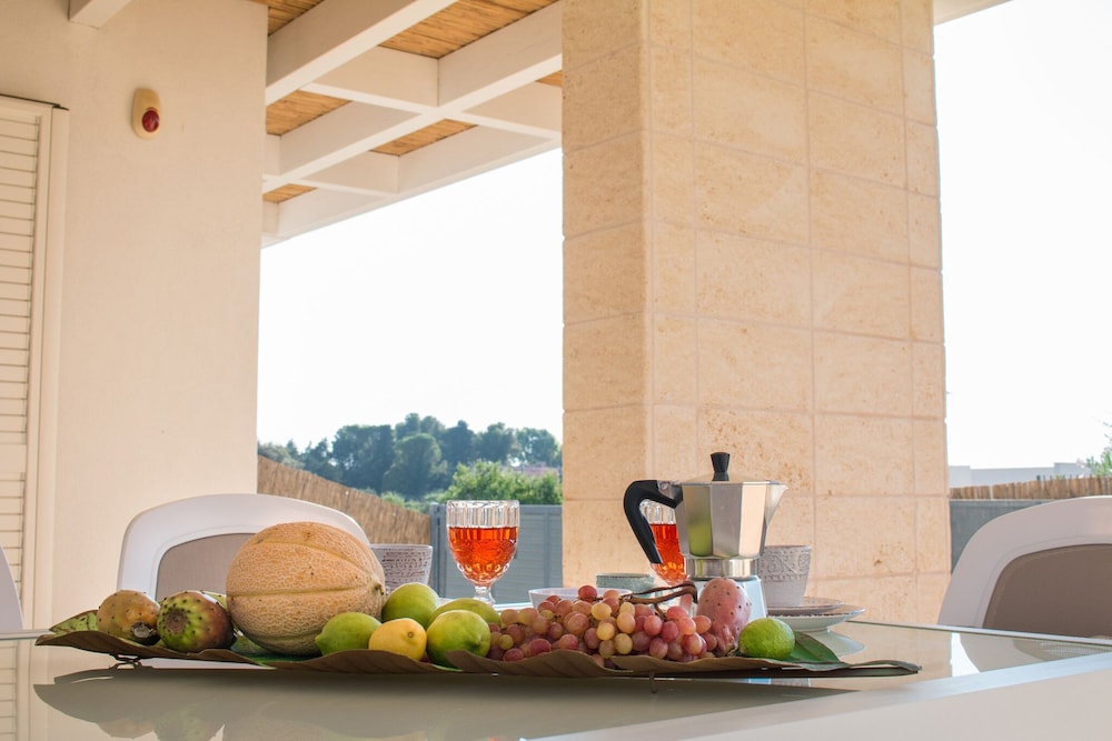 TD Villa Patrizia Pool & Alfresco Kitchen view 3