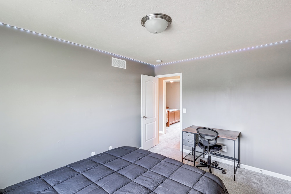 4 Mi to Offutt AFB - Family Home in Omaha Suburbs!