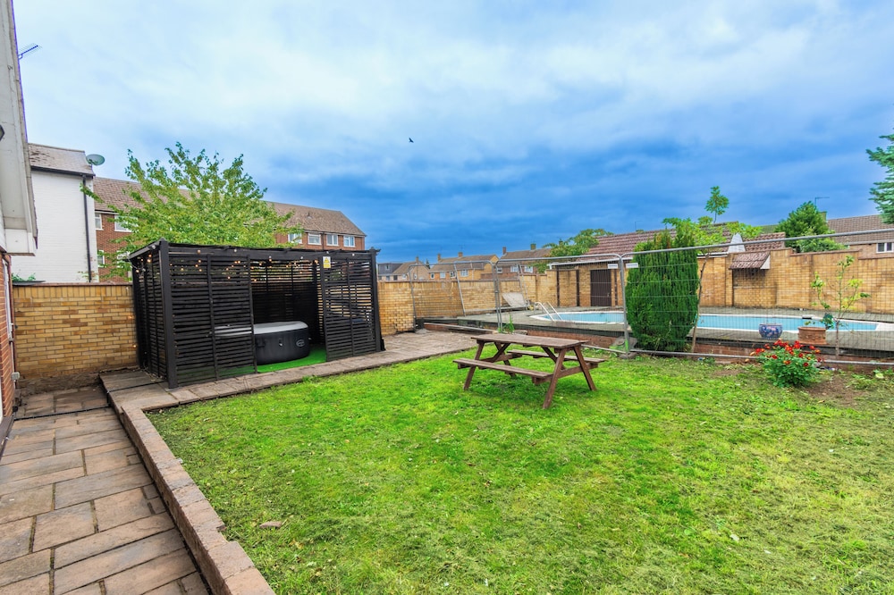 Heathrow House with Hot tub and Garden