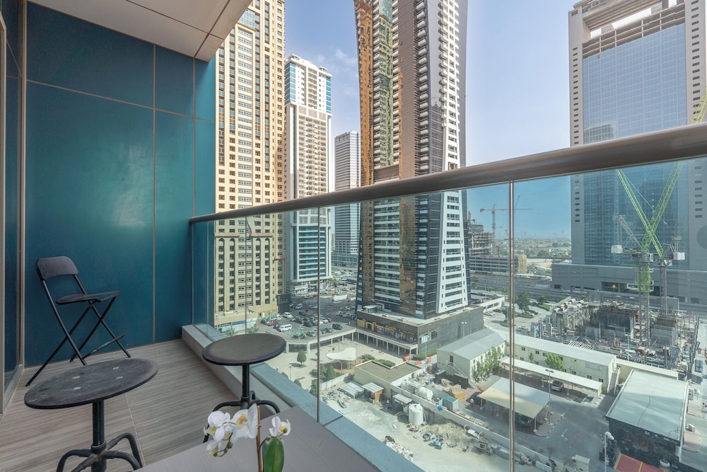 Heaven Crest Vacation Homes - Balcony with City View 1BHK in JLT Dubai Close to Metro & Marina