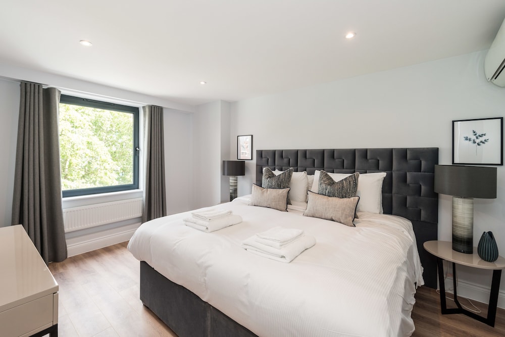 The Carlyle - Elegant Serviced Apartments