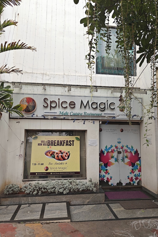 Hotel Grand Leela Krishna