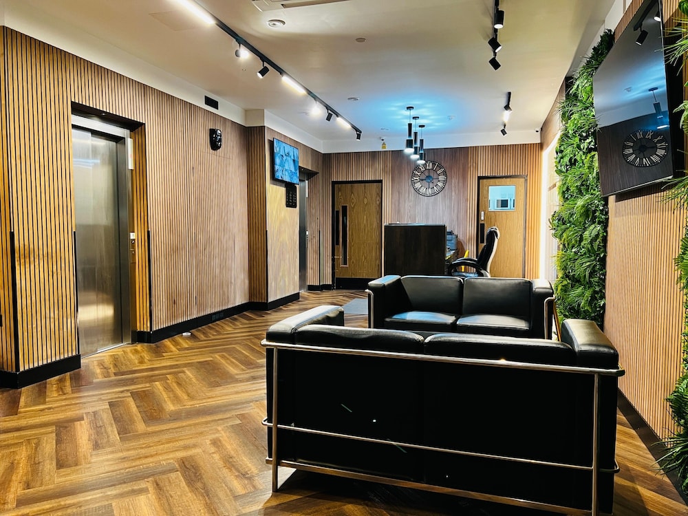 Ilford Vacations - Ilford Grand Hotel - Property Image 2