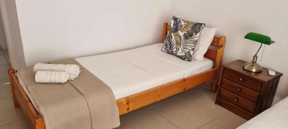 Plaka-sleeps4-parking-pool-hottub-seaviews