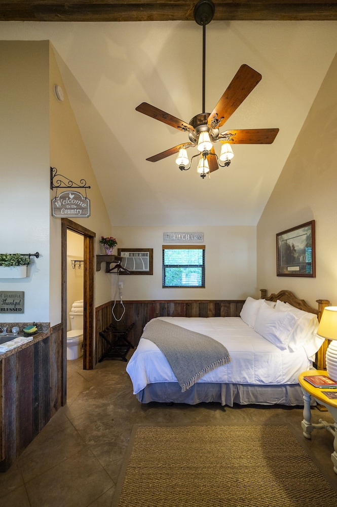 Waco Vacations - Cabin 3 Rental 15 Minutes From Magnolia and Baylor - Property Image 4
