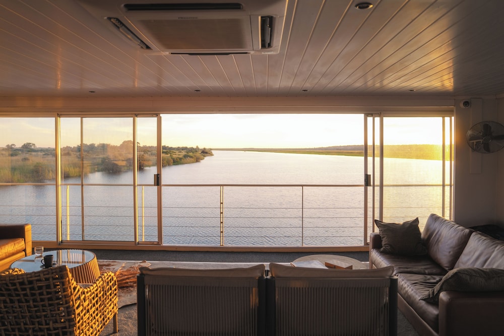 Zambezi Queen by Mantis