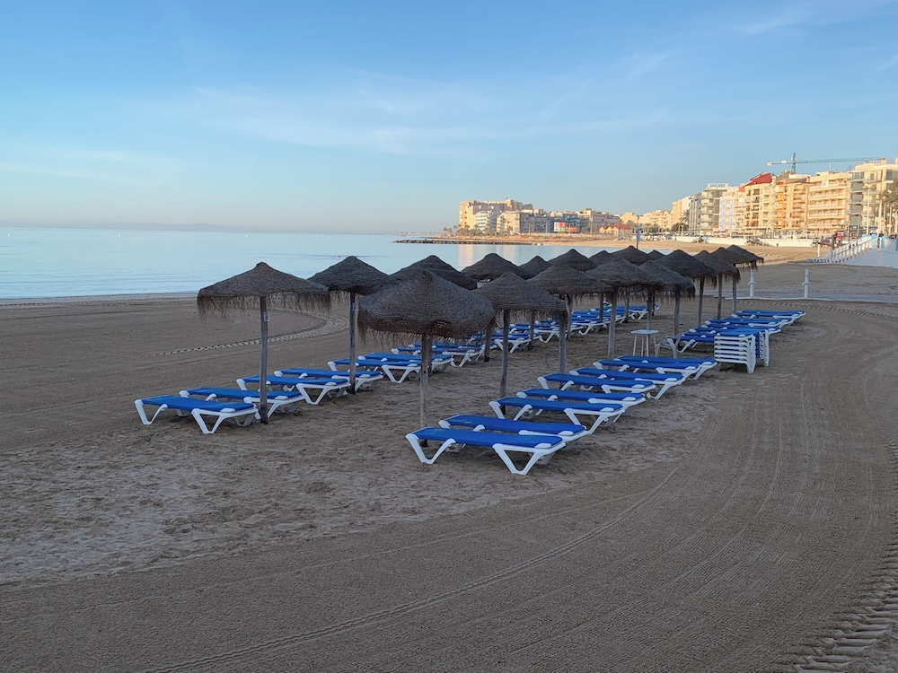 Comfortable Spacious Family House, Large Terrace and Garden, Beach and Bars