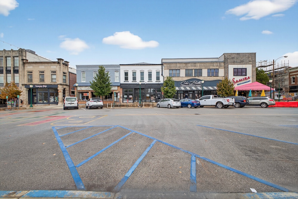Stylish Downtown Unit With Historic Charm 2 Bedroom Apts