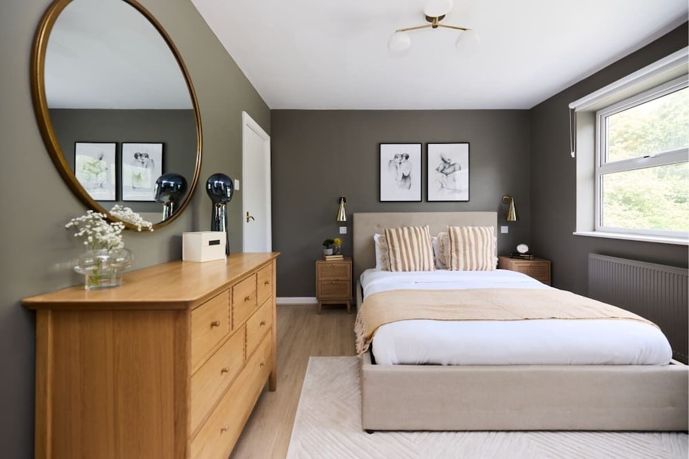The Wray Crescent Retreat - Dazzling 5bdr House With Parking + Garden