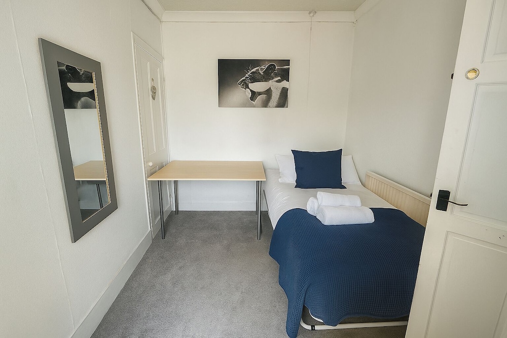 Spacious 5 Bedroom House in Swansea