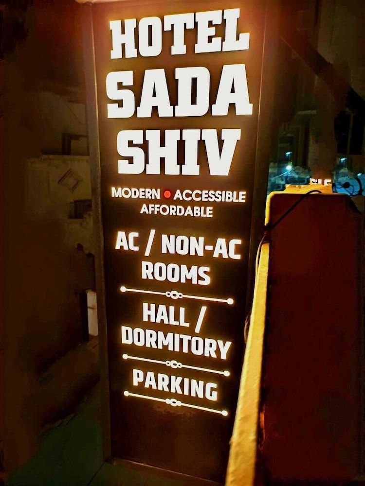 Sada Shiv Guest House near Ganga river