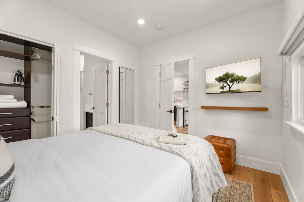 Chic Luxury Retreat in Old Town Walk Everywhere!