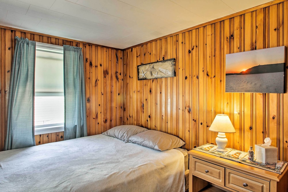 Cozy Hampton Cottage - Walk to Beaches & Marina!