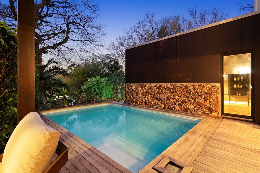 Higgo Crescent Villa