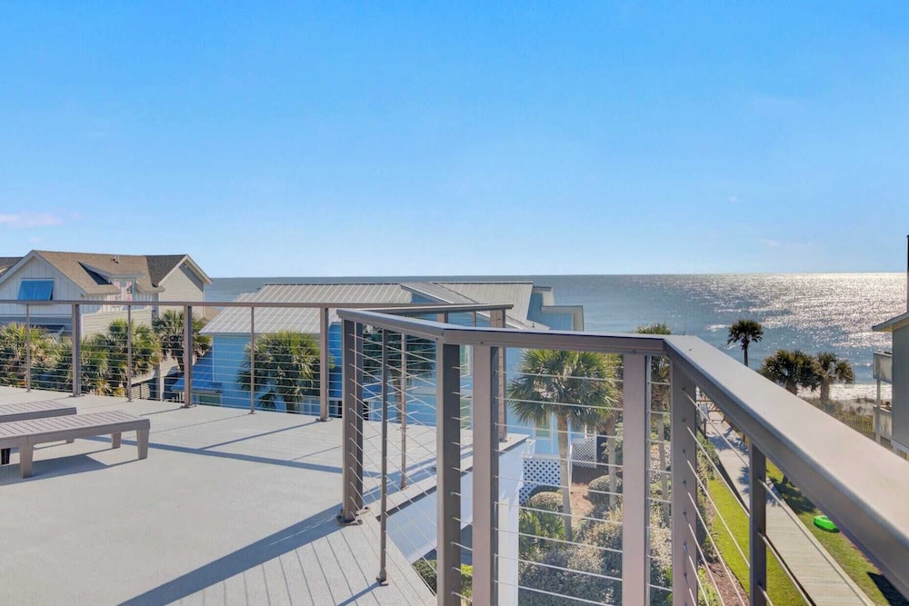 7 Beachwood East by Avantstay Steps to the Beach Ocean Views, Hot Tub, 7bdr