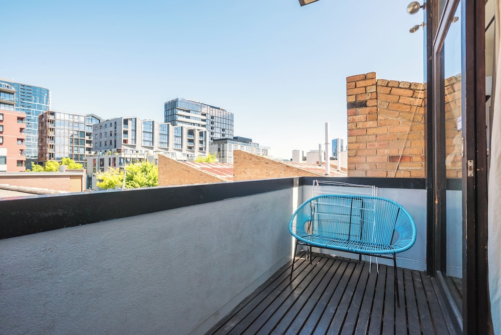Melbourne Skyline Suite CBD with views