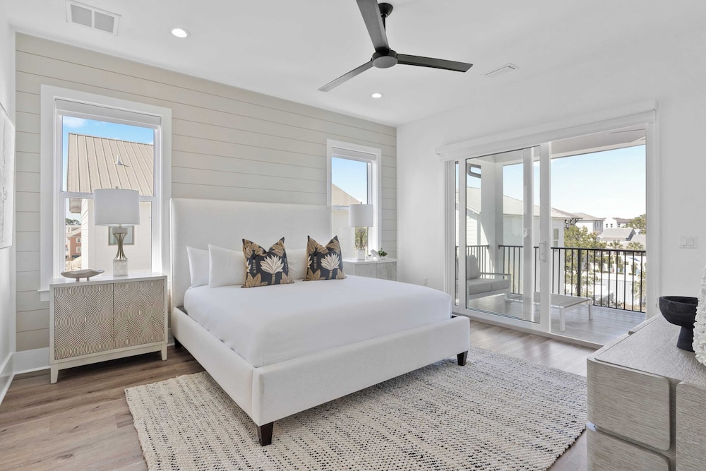 30A Salt & Solace Pool, Golf Cart, Hot Tub + Outdoor Kitchen