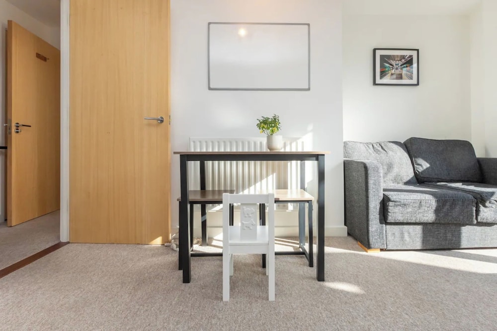 Bright & Airy 1 Bedroom Apartment in Trendy Peckham