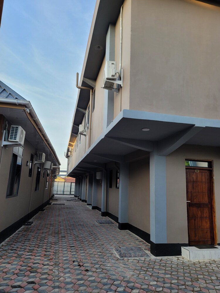 Revic Hotel - Airbnb & Apartments view 3