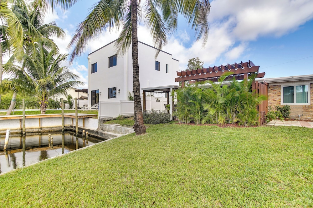 Canal Side Retreat w/ Dock, By Hollywood Boardwalk