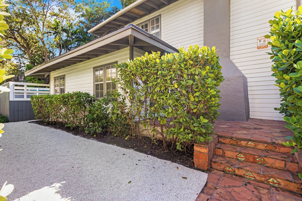 7BD Downtown Oasis Pool