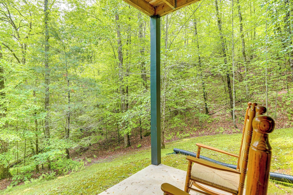 5 Mi to Dtwn Blue Ridge: Spacious Cabin w/ Hot Tub