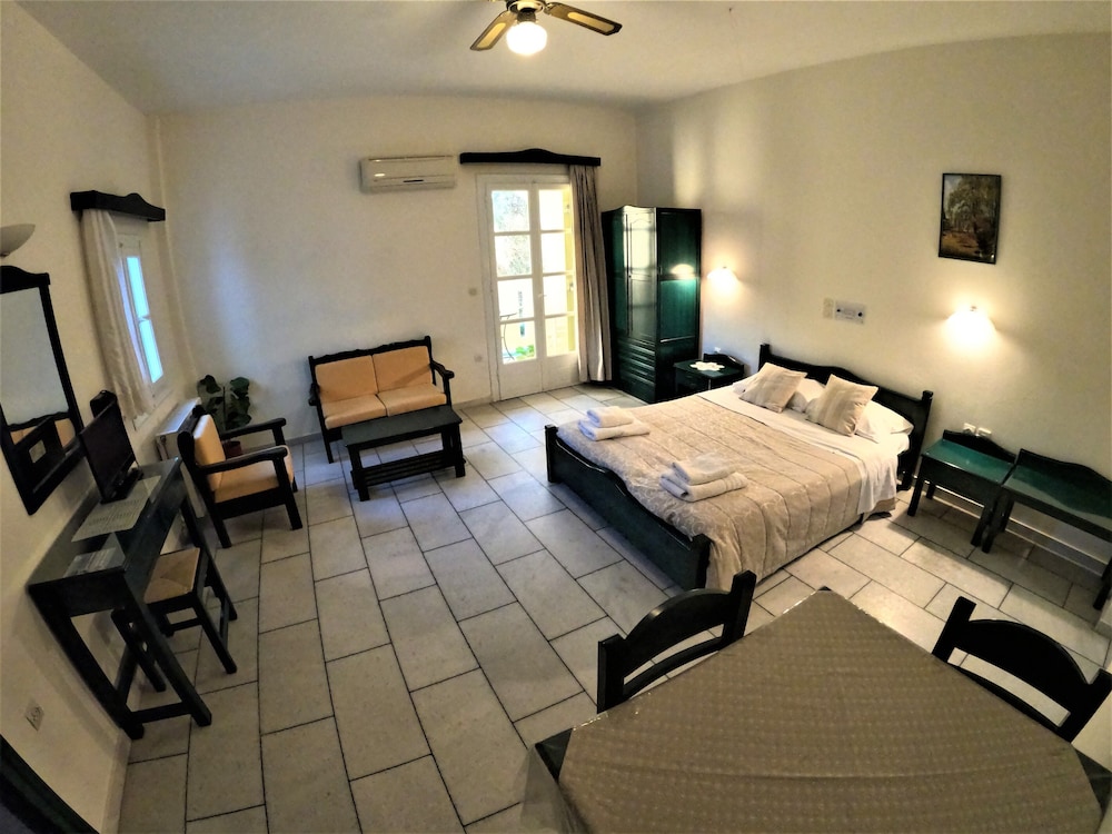 Studios Vrettos Beachfront Hotel