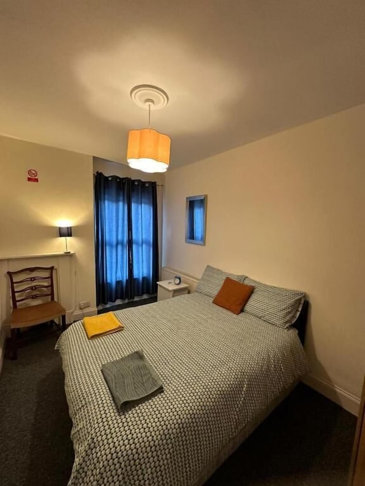 Luton Town House Near Airport