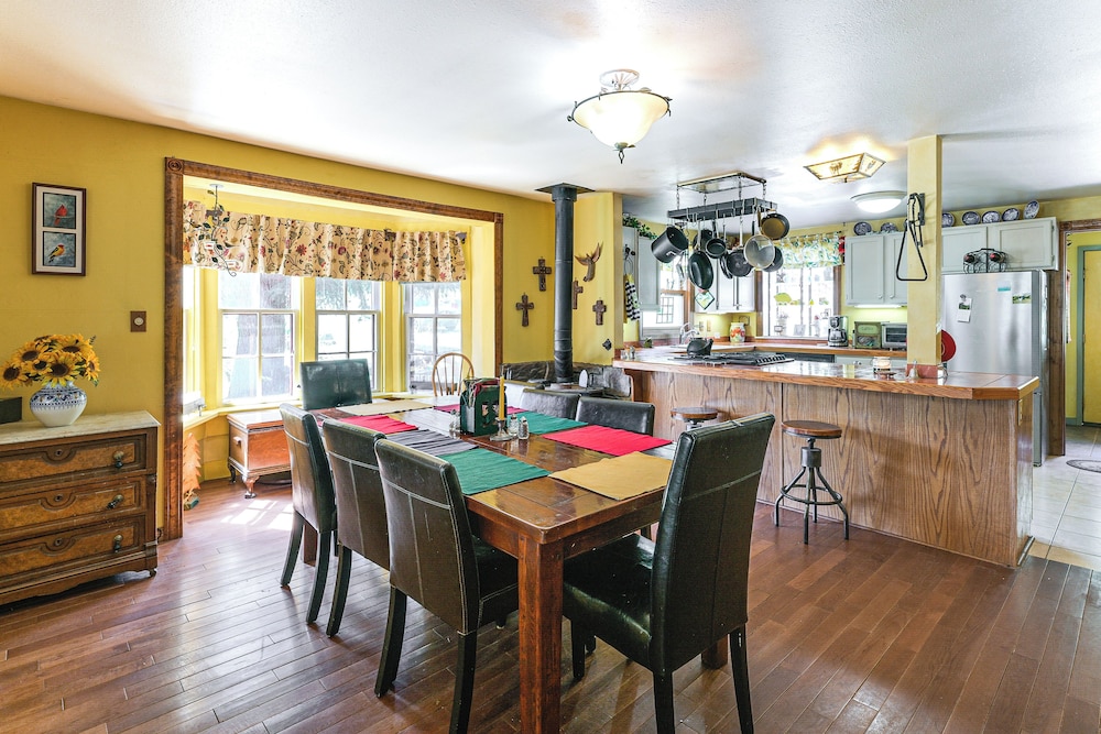 'wagon Wheel Hideaway' Near Fishing in Creede!