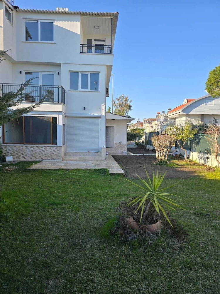 VILLA OLINDA 4 BED with huge garden