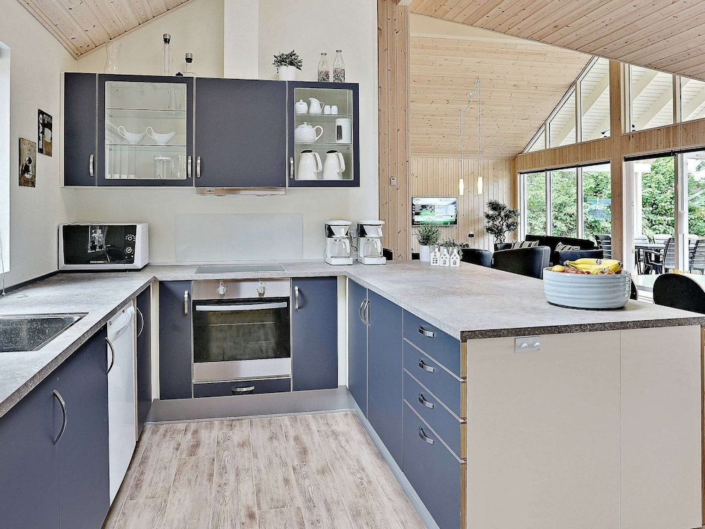 Pet Friendly Holiday Home in Dronningmølle near Sea view 4