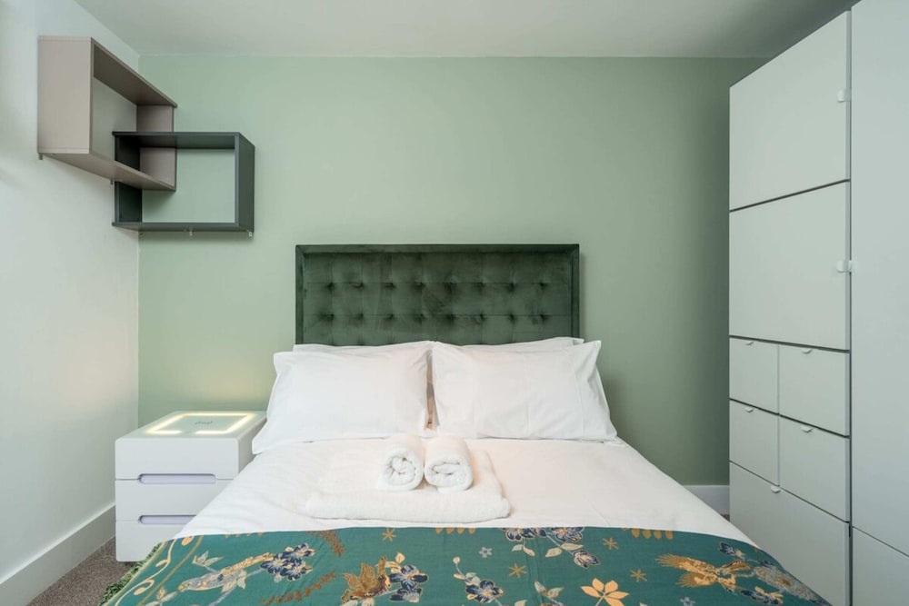 Stunning 3BD Flat, Parking, Sleeps Six, Near Park