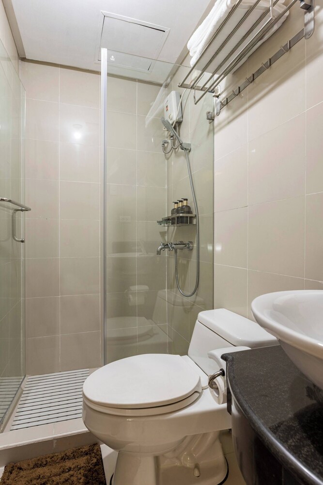 Luxurious Studio in Mckinley Hill With City View