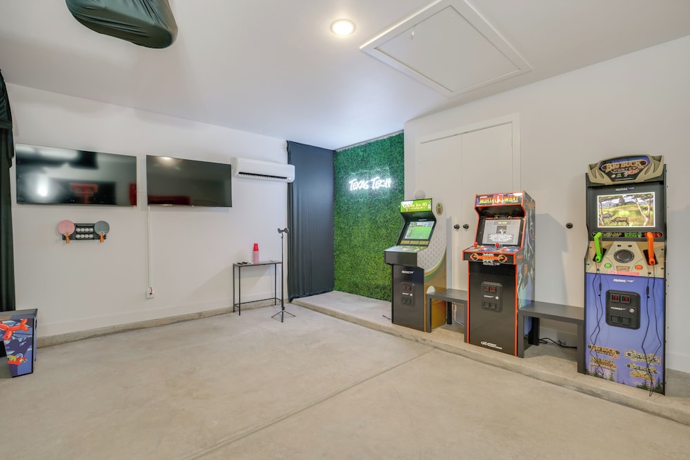 Hot Tub & Game Room: 'raider Resort' in Lubbock