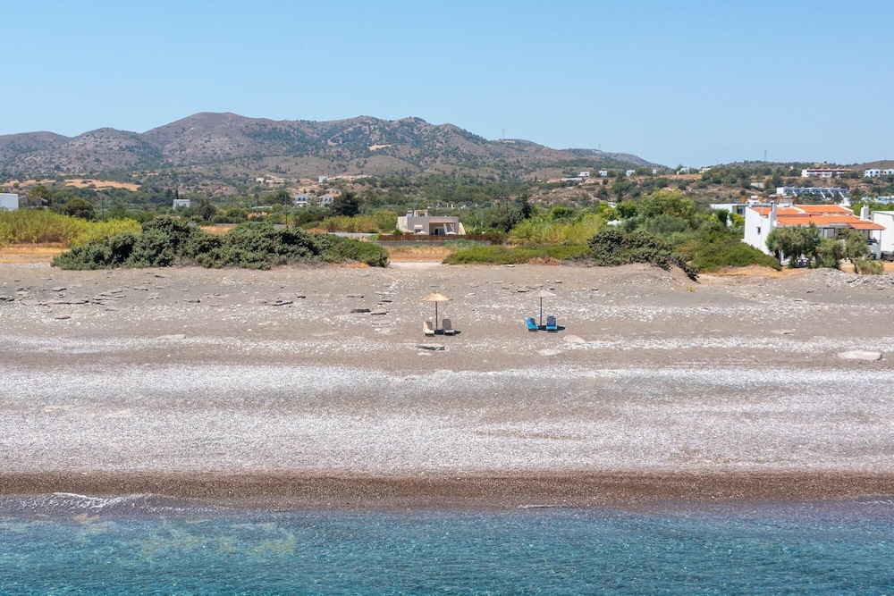 Gennadi Serenity House -beachfront Villa