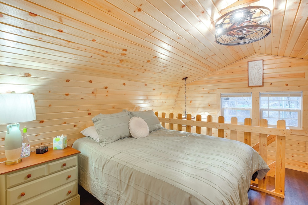 On 40 Acres: Charming Cabin in Zanesville!