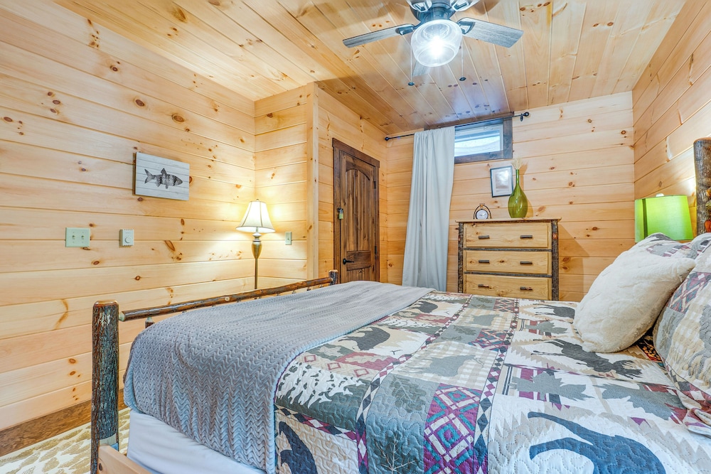 15 Mi to Hocking Hills: Secluded Cabin w/ Hot Tub