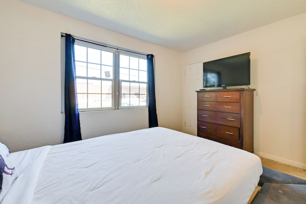 2 Mi to Center City: Charlotte North End Home