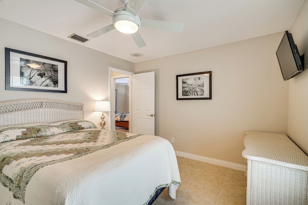 10 Mi to Beach: Poolside Paradise in Fort Myers!