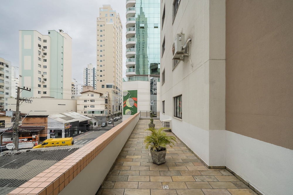 Apartment w Balcony 250m From Praia Central Erj101