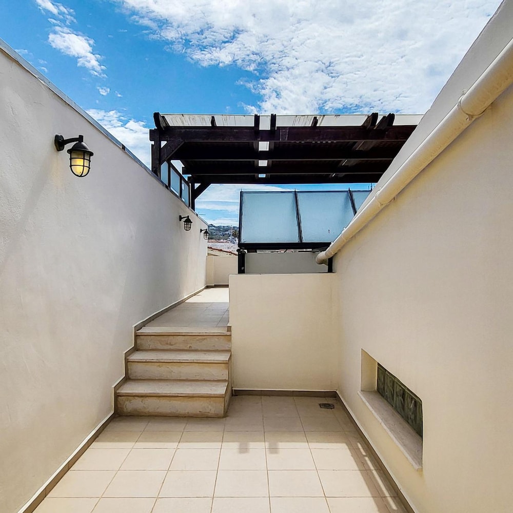 George s Poet Maisonette