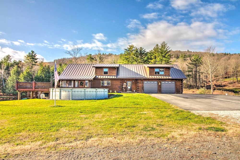 Chic Brandon Cabin w/ Pool, Hot Tub + Sauna!