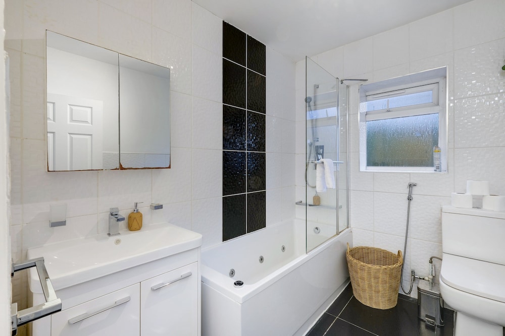 Modern 4 Bedroom Hse Garden in Feltham