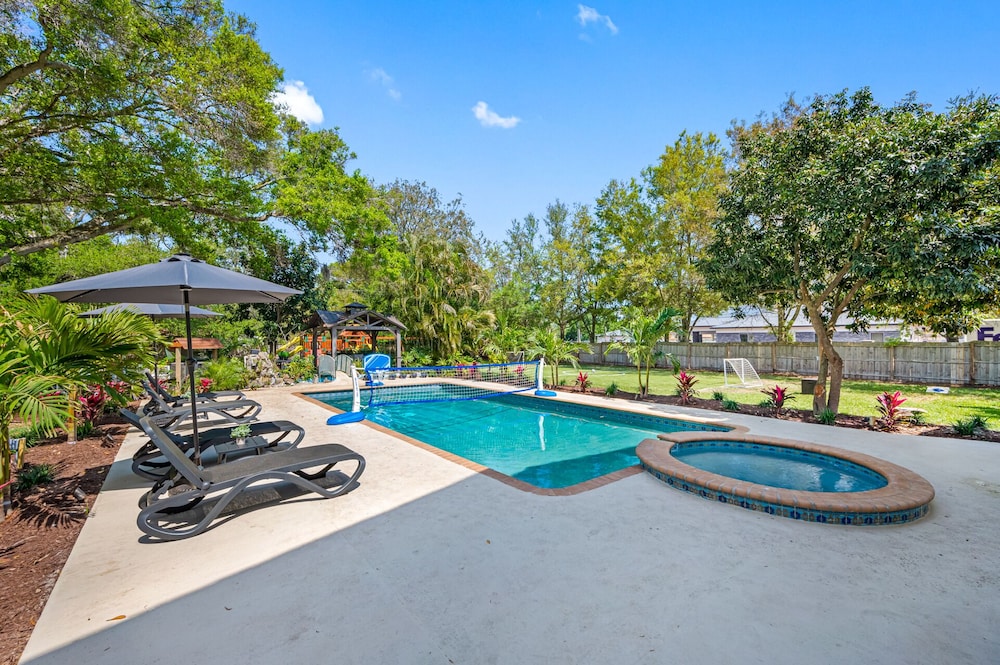Luxury Retreat: Pool, Games, Basketball & More!